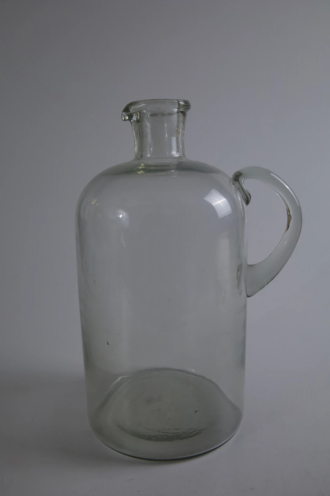 GLASKARAFF / GLASFLASKA, munblåst glas med handtag