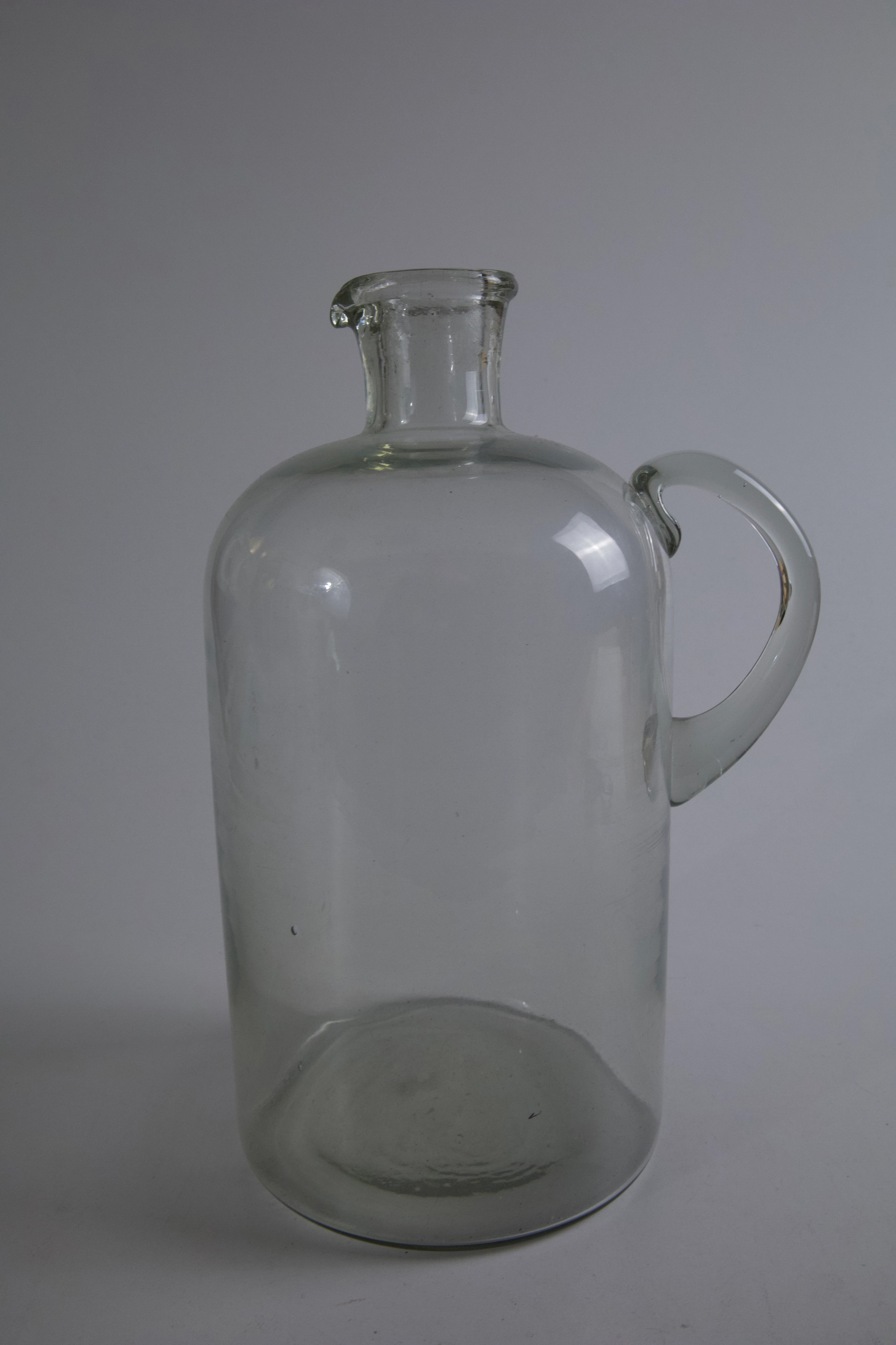 GLASKARAFF / GLASFLASKA, munblåst glas med handtag