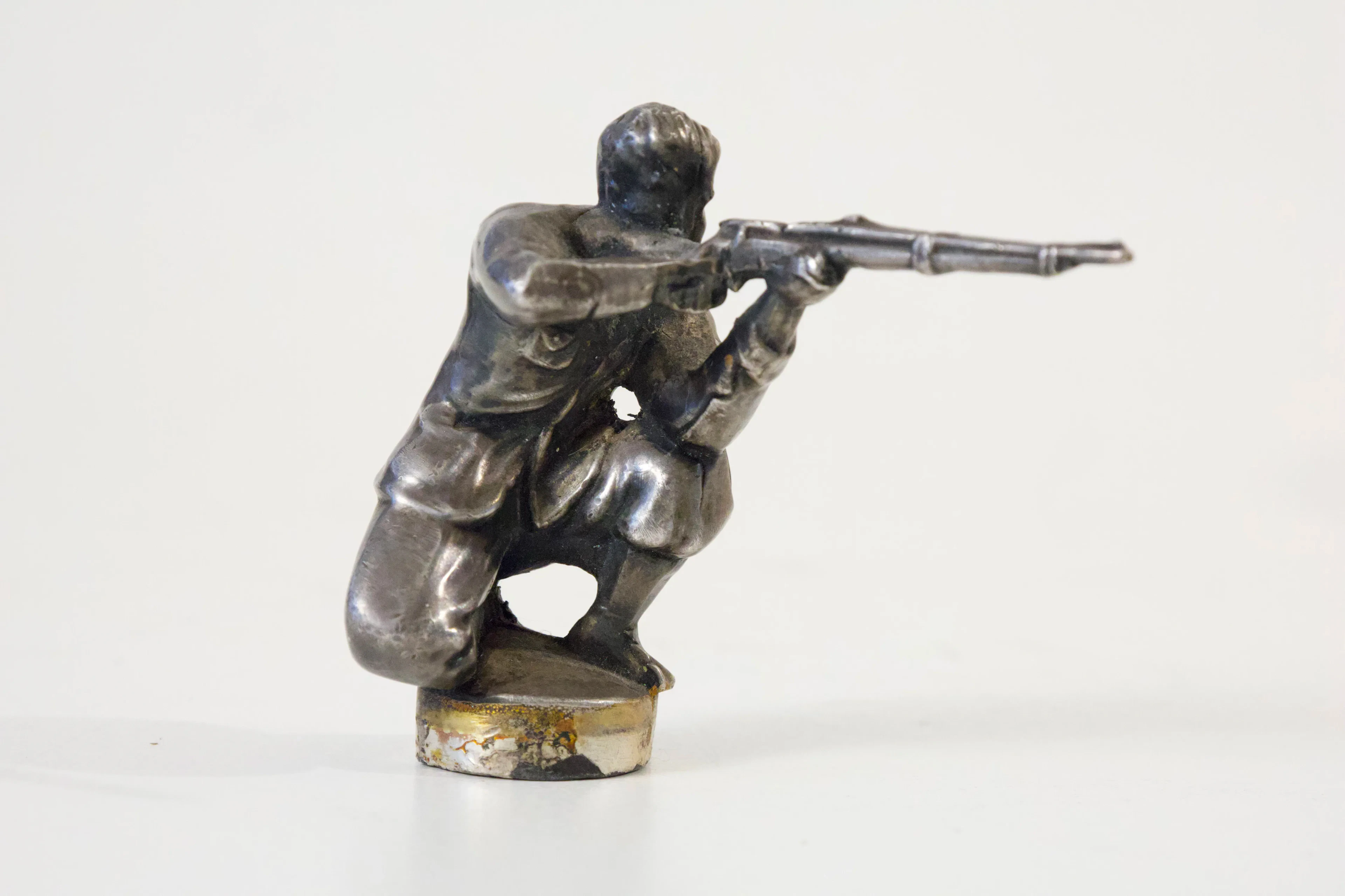 Soldat med gevär i metall