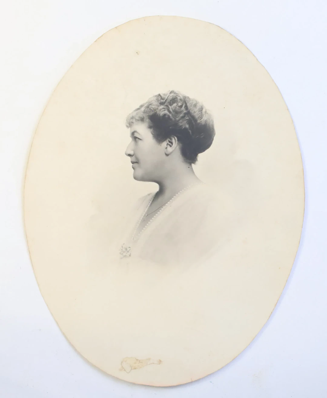 SVERIGE. PORTRÄTTFOTOGRAFI, omkring sekelskiftet 1900. Dam i profil