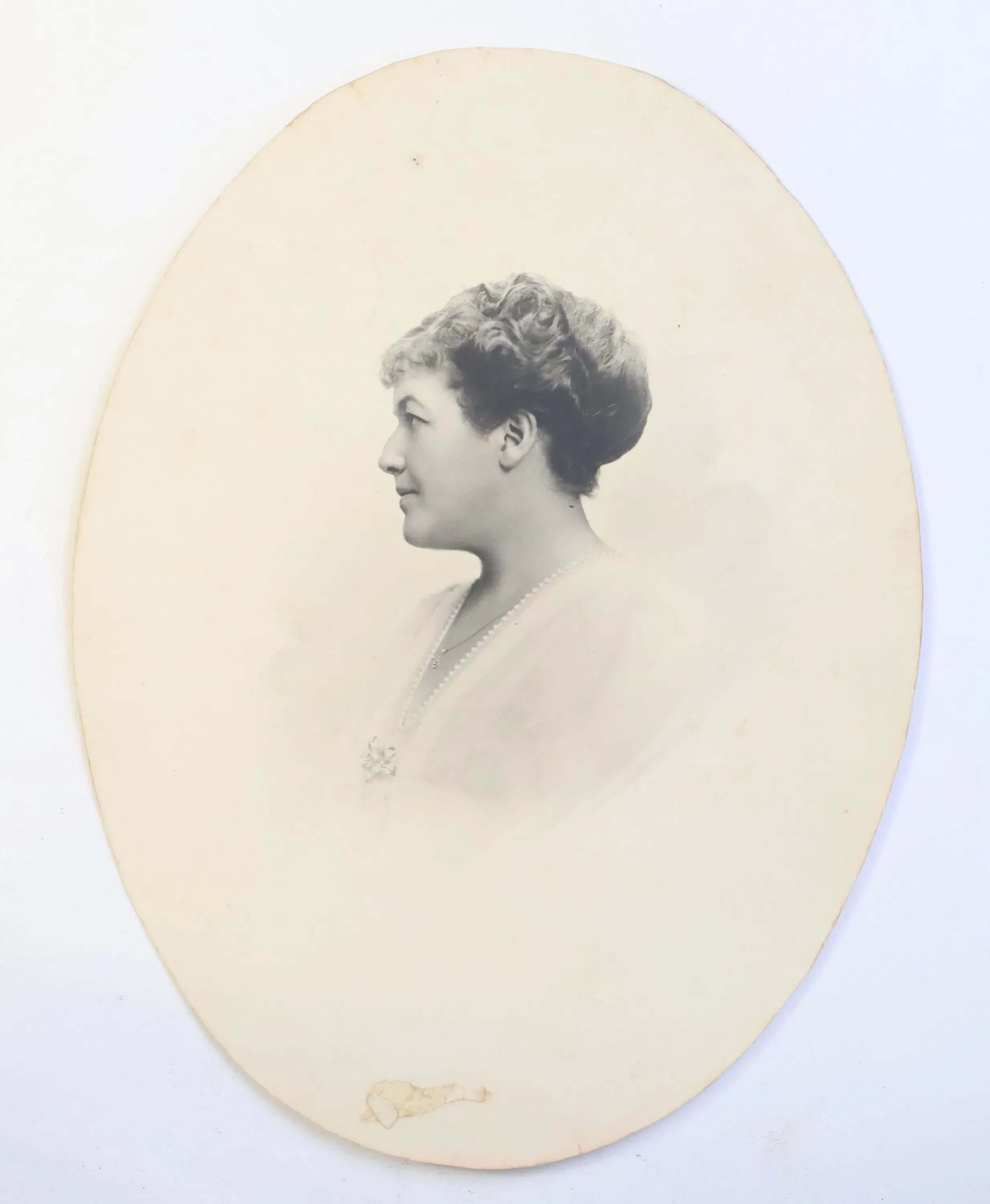 SVERIGE. PORTRÄTTFOTOGRAFI, omkring sekelskiftet 1900. Dam i profil