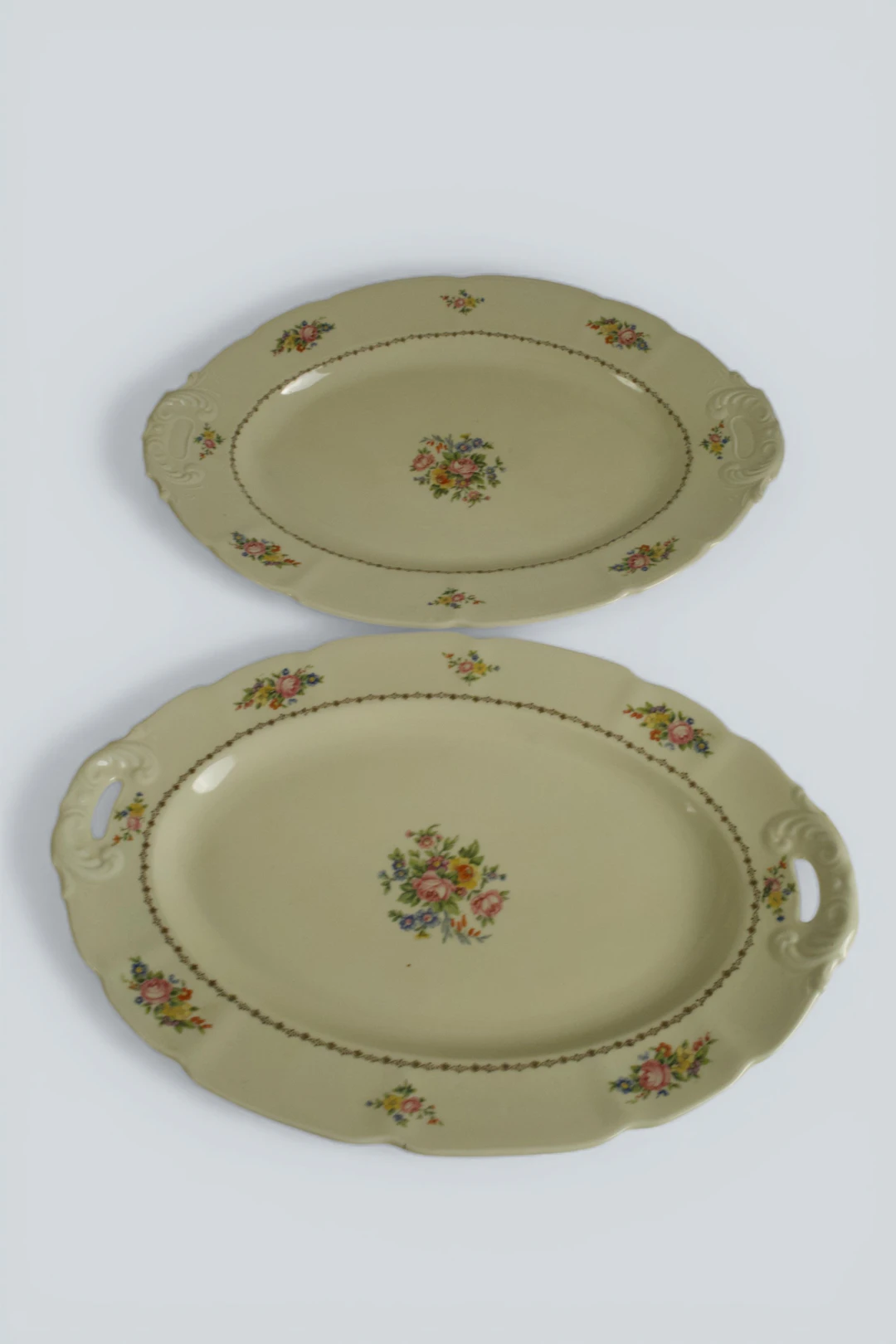 2 st ovala serveringsfat – Pirkenhammer, Böhmen, ca 1890–1918