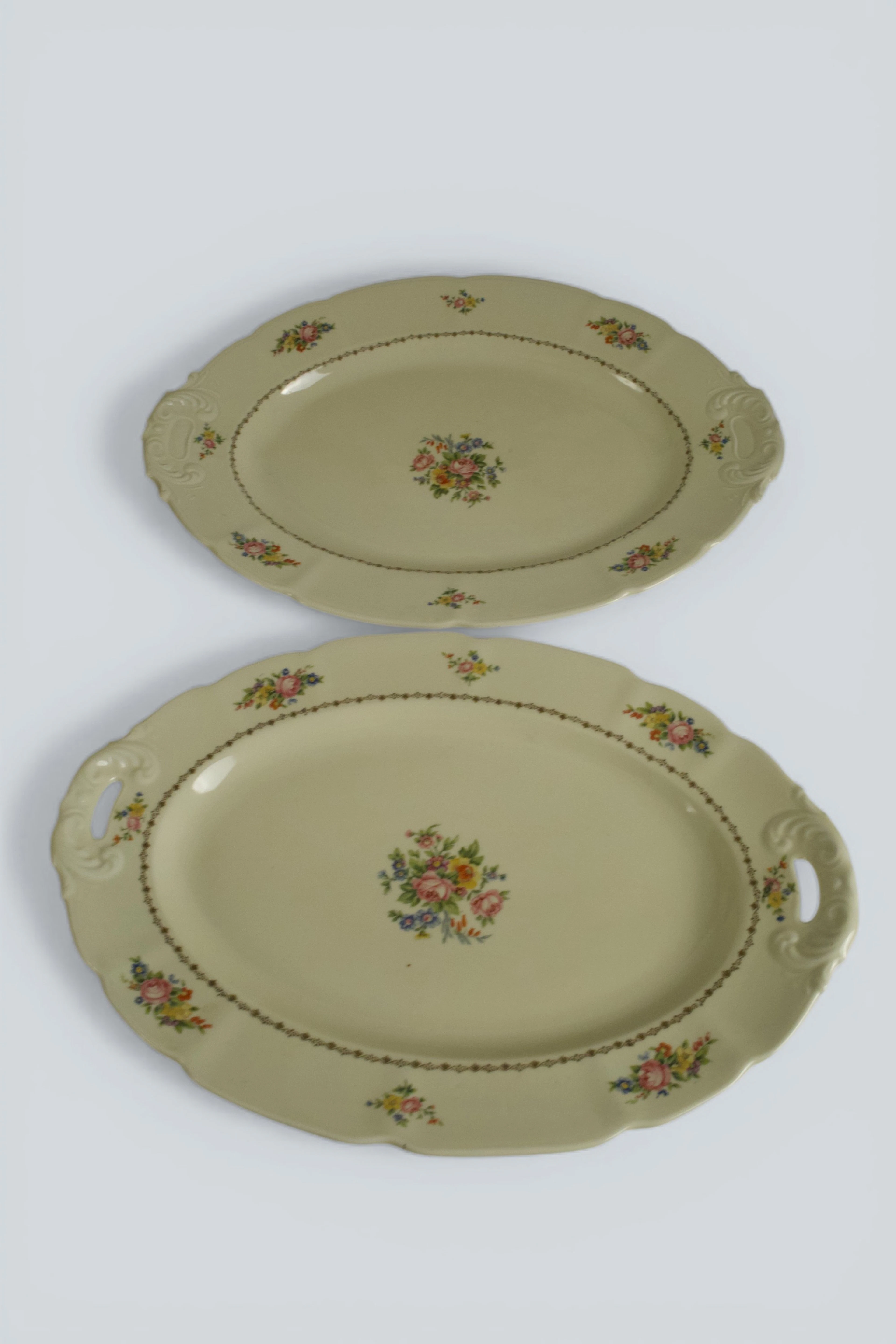 2 st ovala serveringsfat – Pirkenhammer, Böhmen, ca 1890–1918