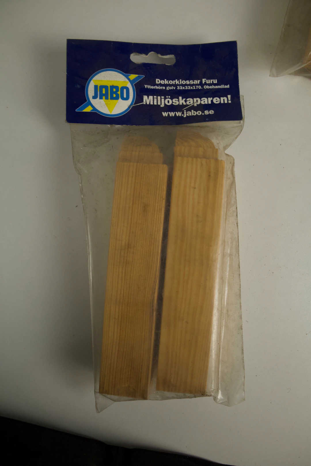 Parti dekorklossar / sockelklossar i furu – JABO m.fl., inner- & ytterhörn