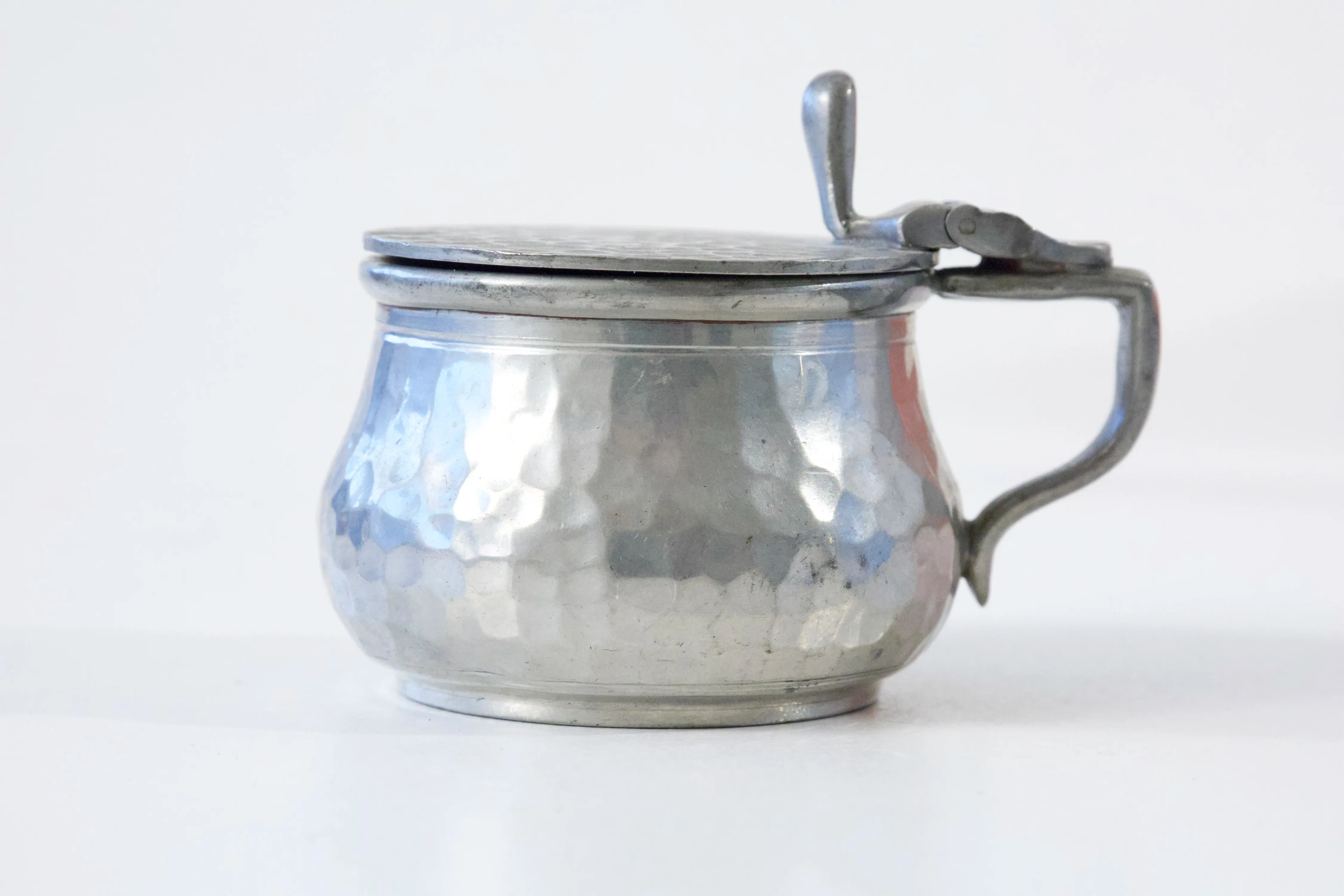 SENAPSBURK med sked, tenn och färgat glas, Craftsman Pewter, Sheffield