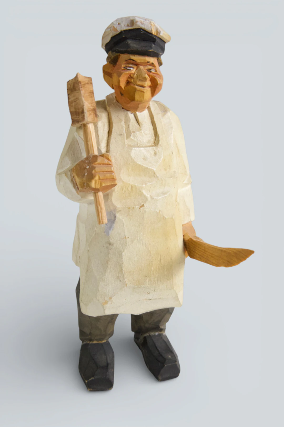 TRÄFIGUR, BAGARE, signerad, folkkonst, 1900-talets mitt.