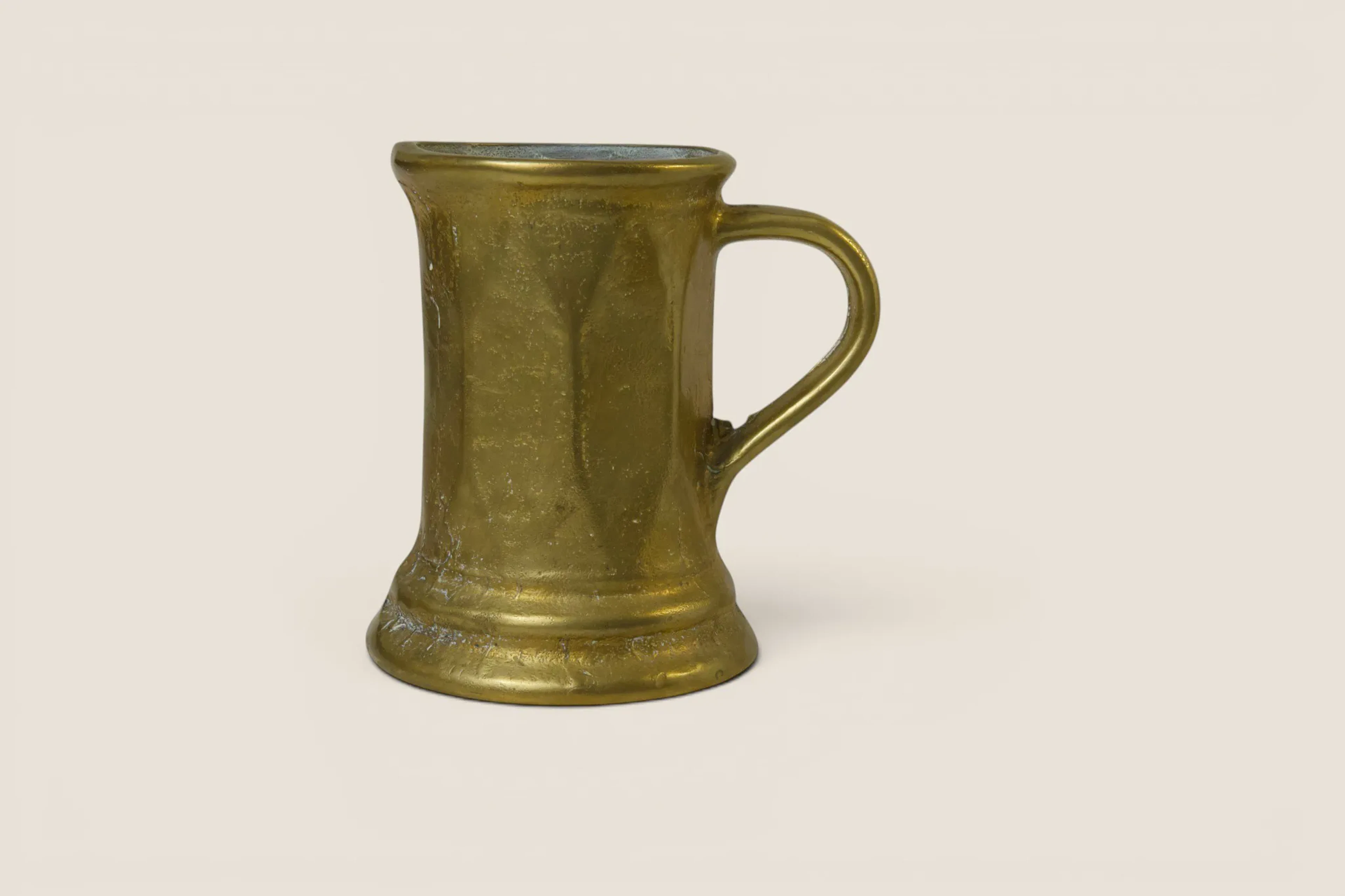 Ölmugg i mässing, 1900‑talets mitt
