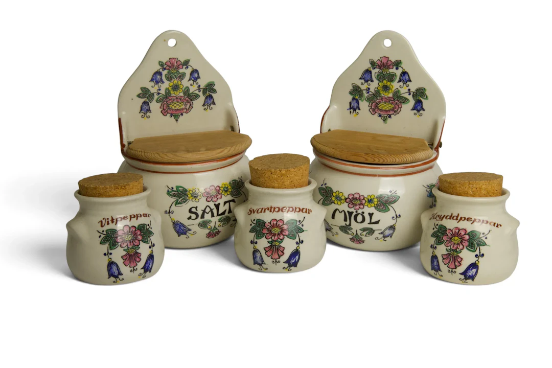 Kryddburkar samt salt- och mjölkärl, 5 delar, keramik, 1950-tal