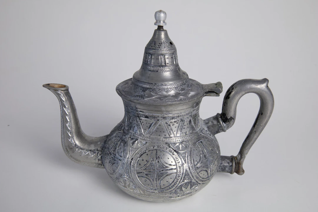 Orientalisk tekanna i graverad metall, 1900-tal