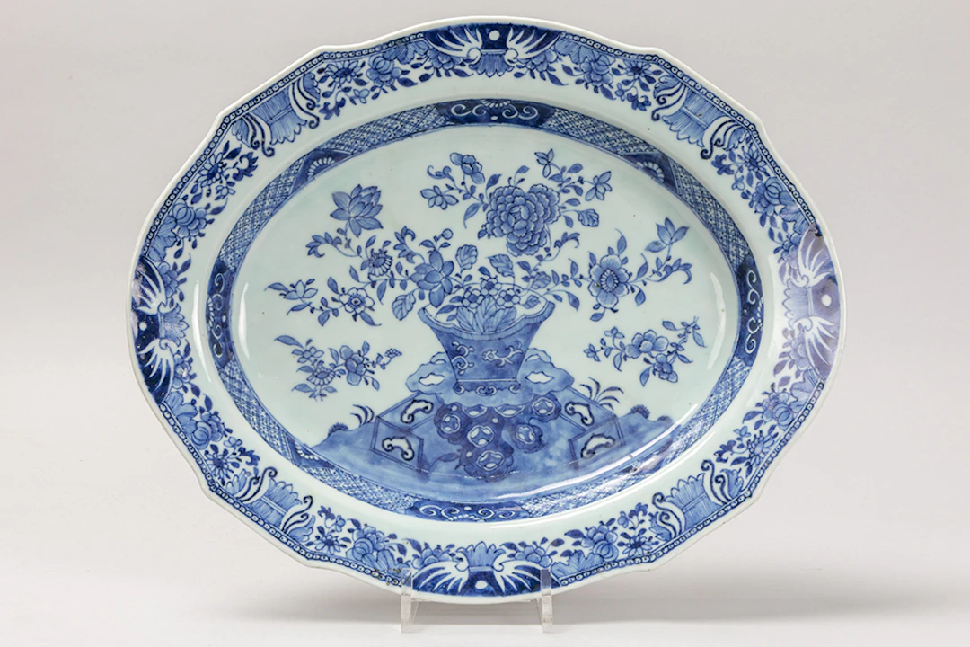 Achttiende eeuwse Chinese schaal in porselein met een blauwwit decor