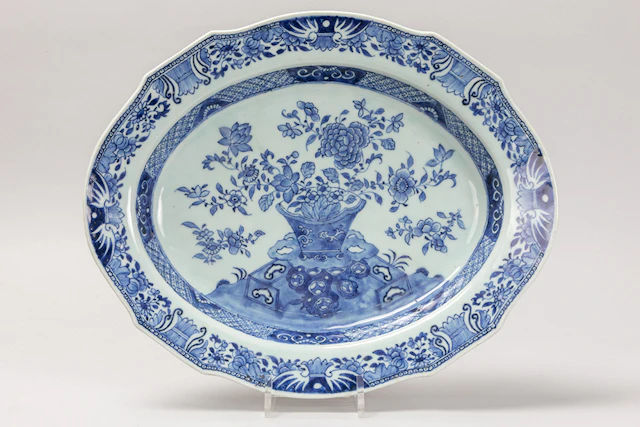 Achttiende eeuwse Chinese schaal in porselein met een blauwwit decor