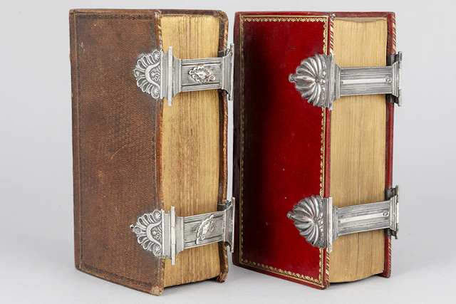 Twee antieke Nederlandse bijbelboeken, telkens met zilveren sloten