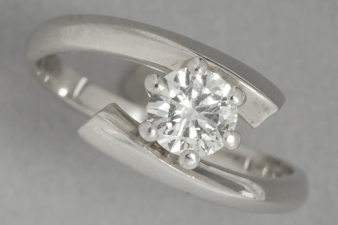 Ring in witgoud (18 karaat) met een solitaire briljant van ca 0,45