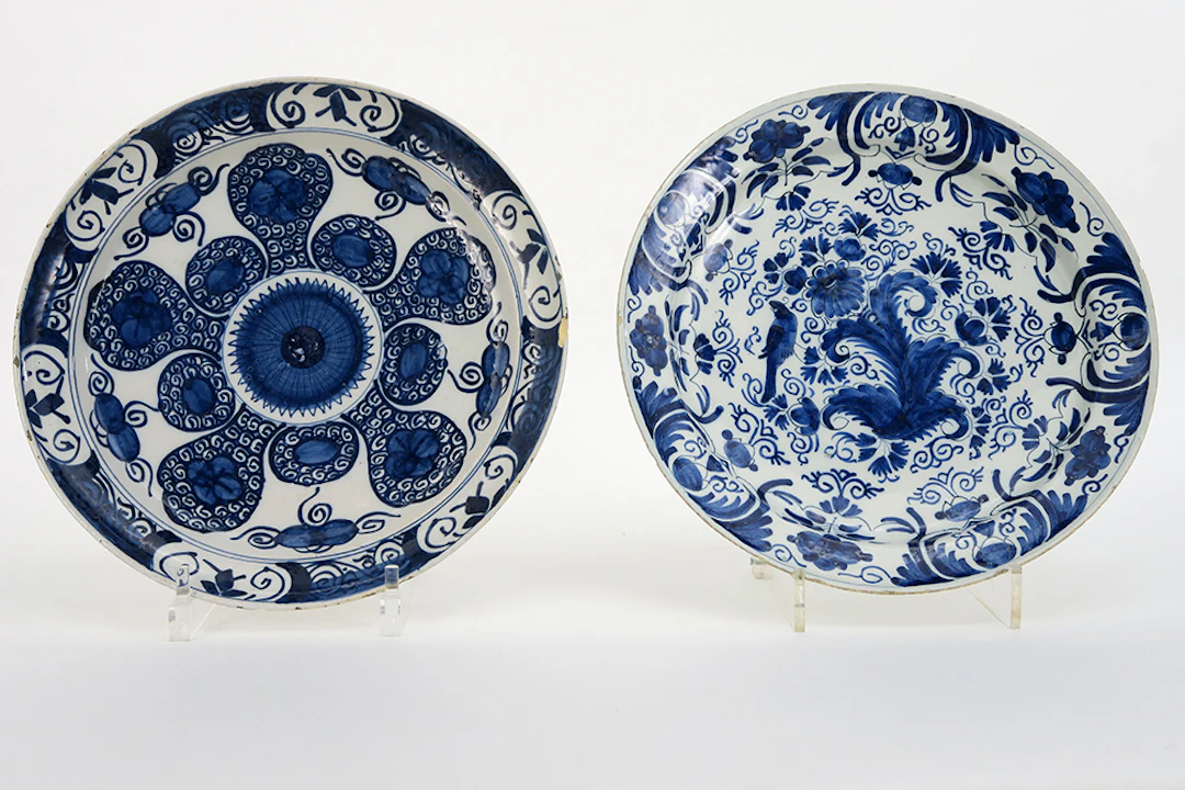 Twee achttiende eeuwse schalen in faïence van Delft met een blauwwit