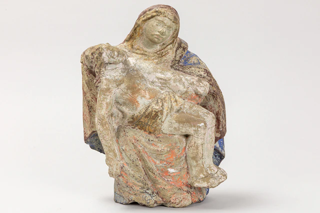 Antieke sculptuur in witsteen met restanten van polychromie : "Pieta"