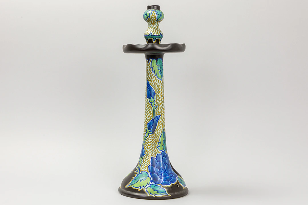 GOUDA grote kandelaar in faience met polychroom decor met bloemen