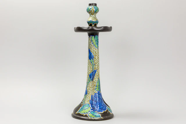 GOUDA grote kandelaar in faience met polychroom decor met bloemen