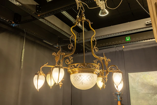 'Antieke' (gas)luster met montuur in koper versierd met draken en