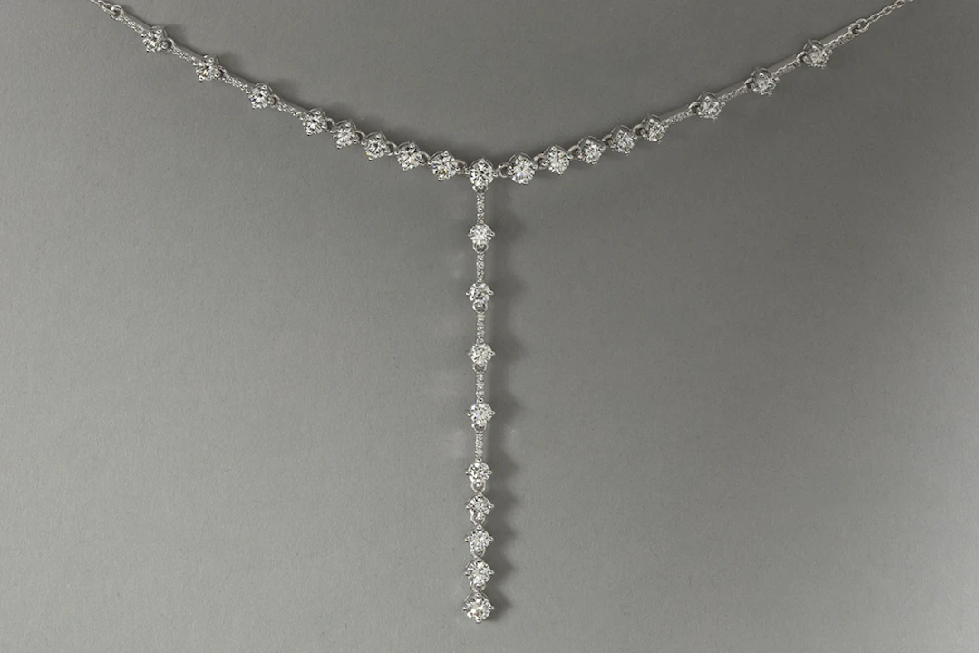 Sierlijk modieus collier in witgoud (18 karaat) met een elegant sierstuk