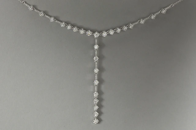 Sierlijk modieus collier in witgoud (18 karaat) met een elegant sierstuk
