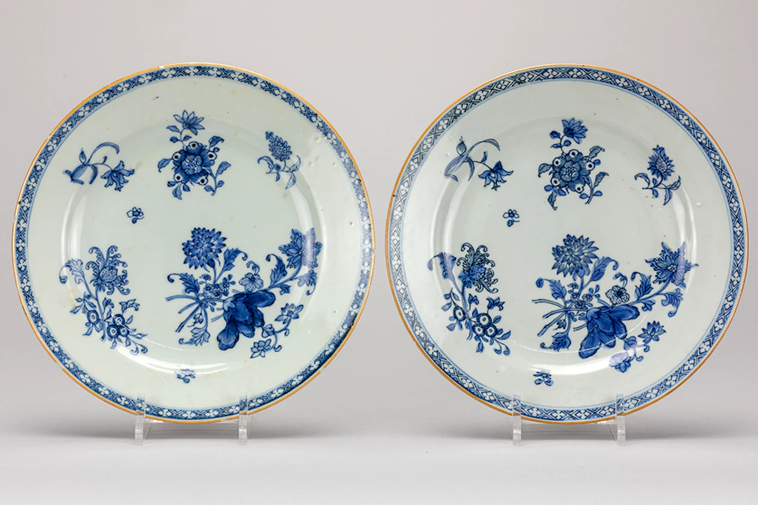 Paar achttiende eeuwse Chinees borden in porselein met een floraal