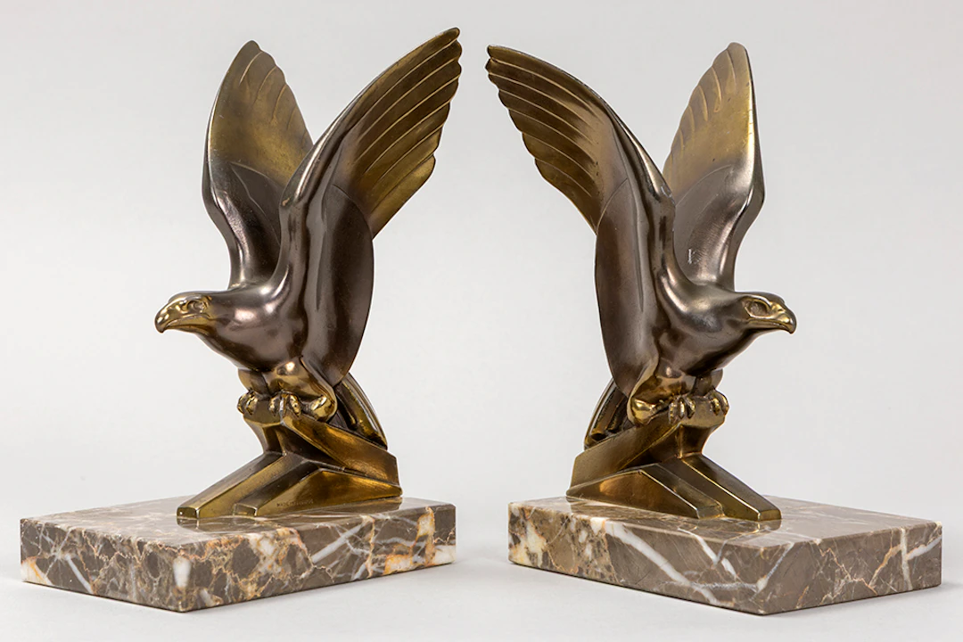 Paar Franse Art Deco-boekensteunen in brons gemerkt "Made in France"