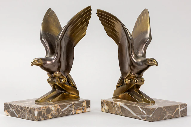 Paar Franse Art Deco-boekensteunen in brons gemerkt "Made in France"