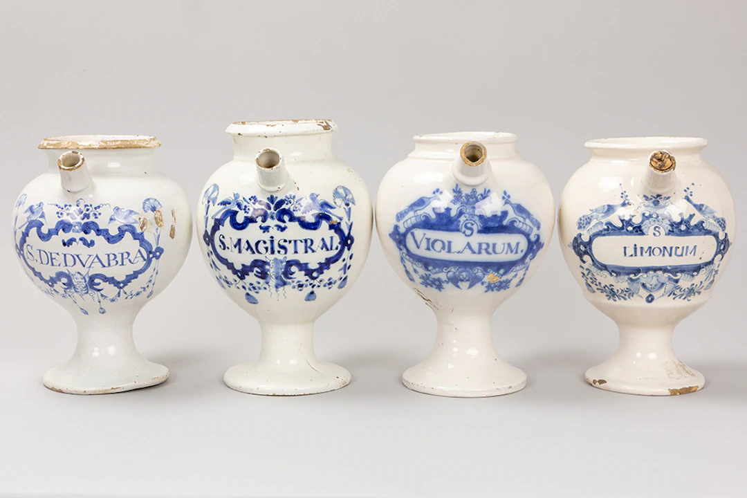 Lot van vier achttiende eeuwse apothekerskruiken in faience van Delft