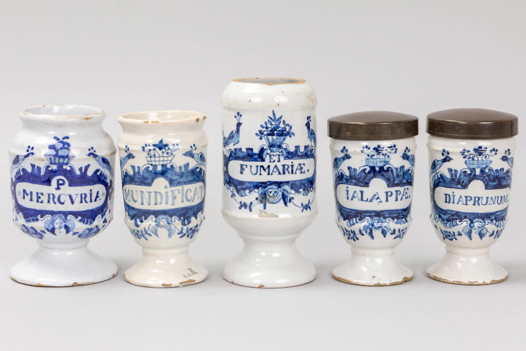 Lot van vijf achttiende eeuwse apothekerspotjes in faience van Delft