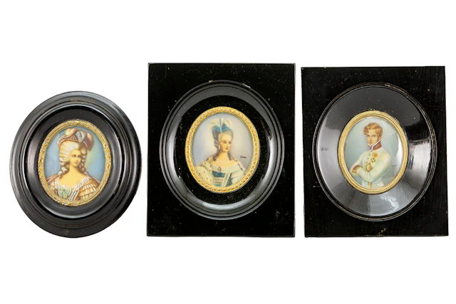 Lot (3) miniaturen, twee met een vrouwenportret en één mansportret
