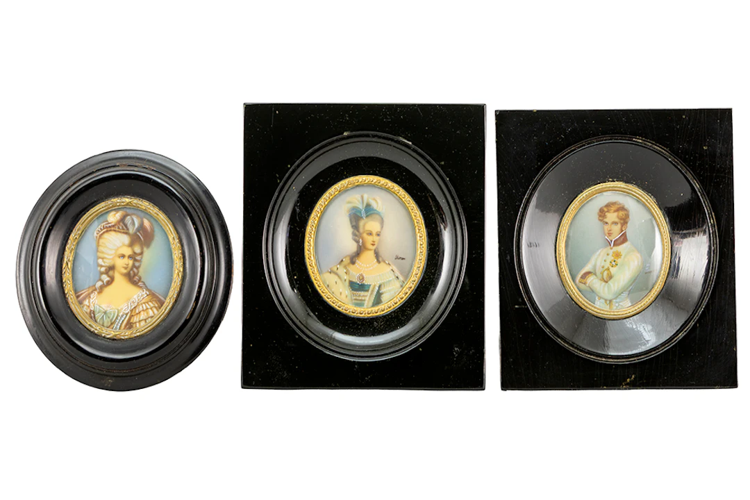 Lot (3) miniaturen, twee met een vrouwenportret en één mansportret