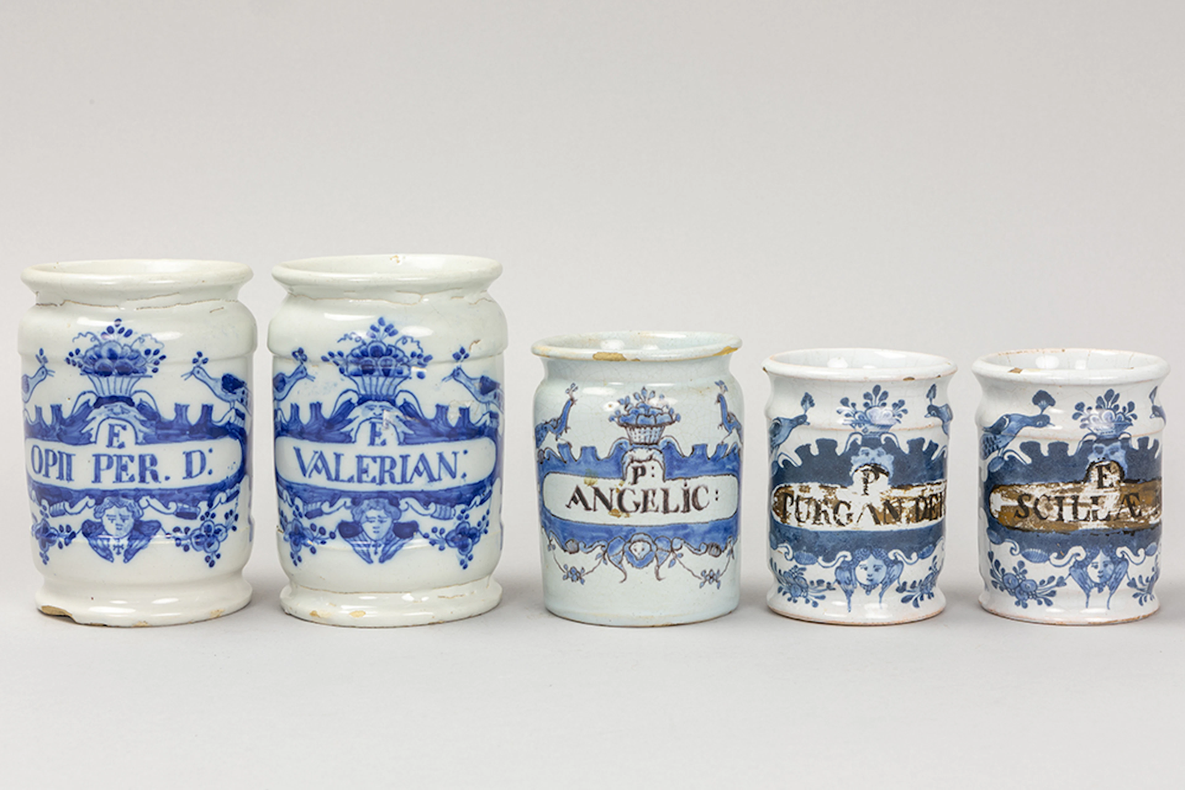 Lot van vijf achttiende eeuwse apothekerskruiken in faience van Delft