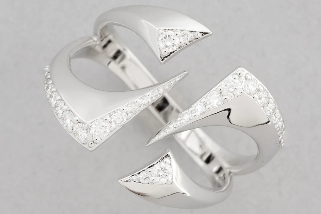 Ring met een futuristisch design in witgoud (18 karaat) met open sierstuk
