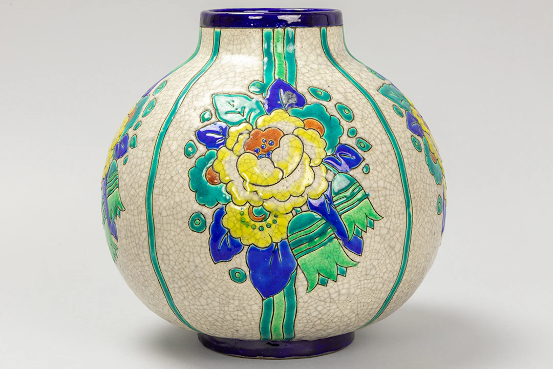 Art Deco-vaas in faience, gemerkt "Boch", met bloemendecor n° D2366