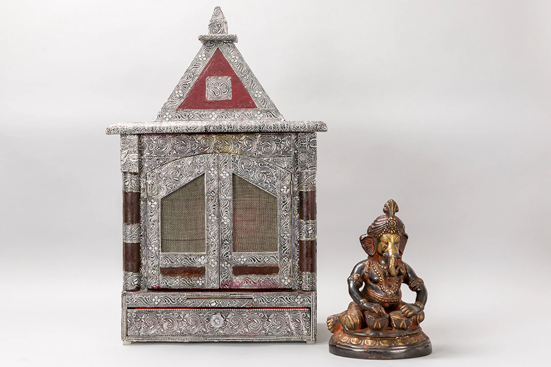 Lot (2) met een Ganesha-schrijntje in hout bekleed met metaal en binnenin