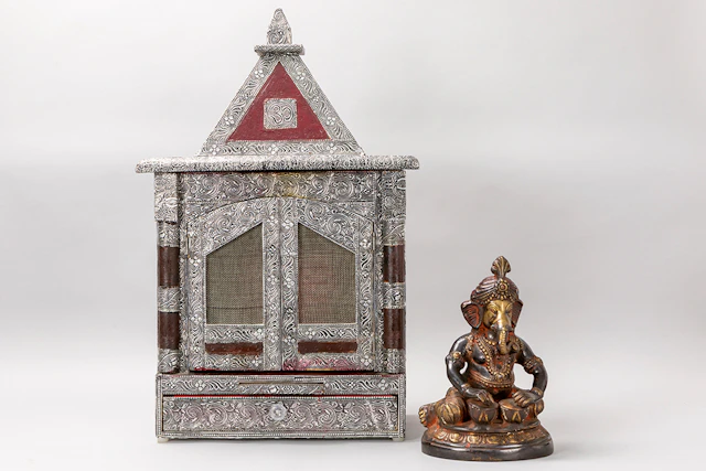 Lot (2) met een Ganesha-schrijntje in hout bekleed met metaal en binnenin