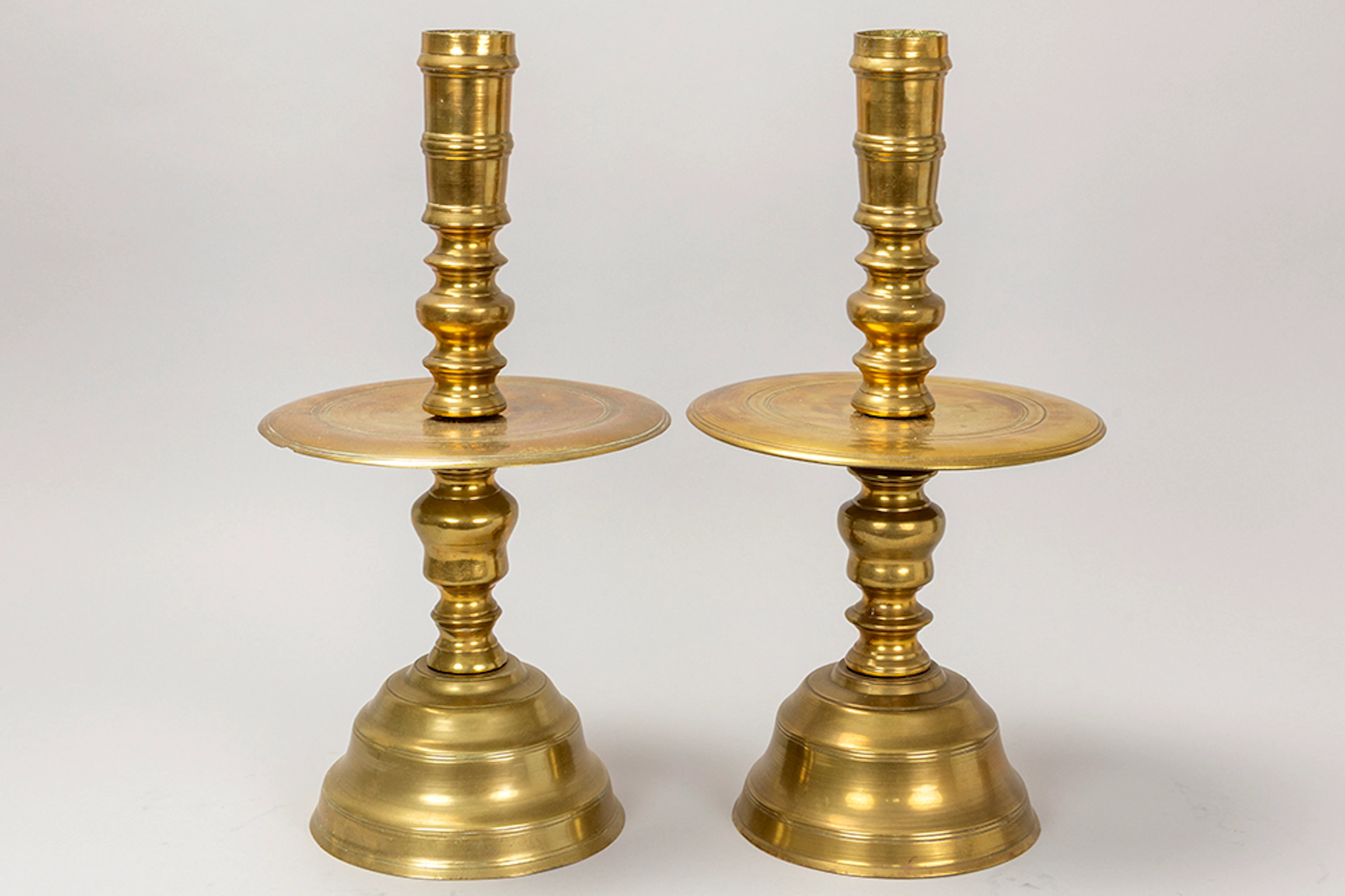 Paar grote (26 cm diameter) zeventiende eeuwse druipkandelaars in