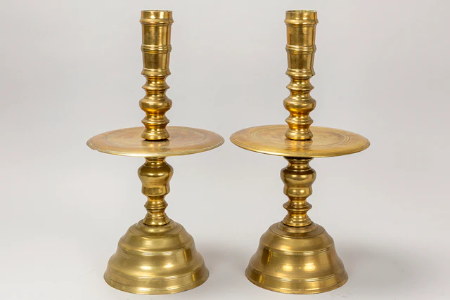 Paar grote (26 cm diameter) zeventiende eeuwse druipkandelaars in