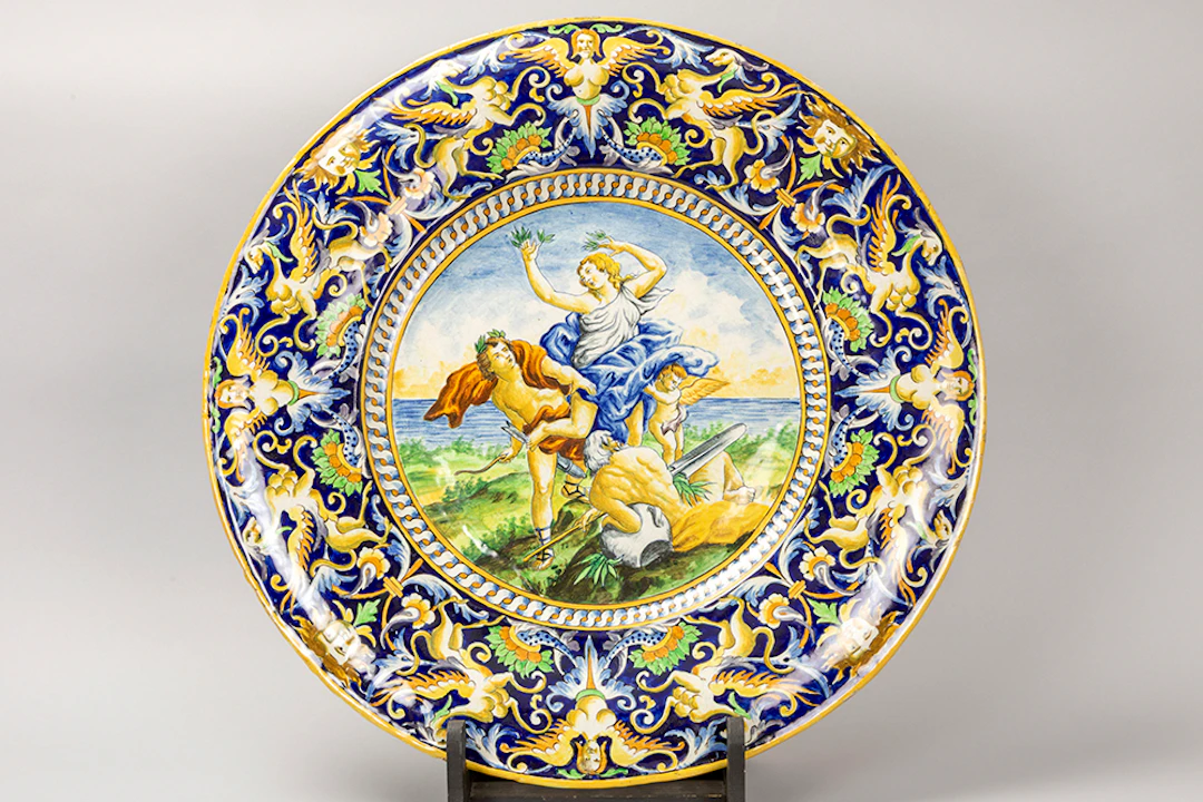 Grote negentiende eeuwse Italiaanse schaal in 'Urbino'-faience met