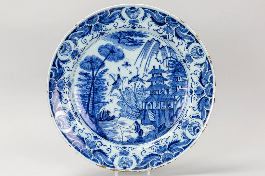 Achttiende eeuwse schaal in faience van Delft, gemerkt "De Witte Ster