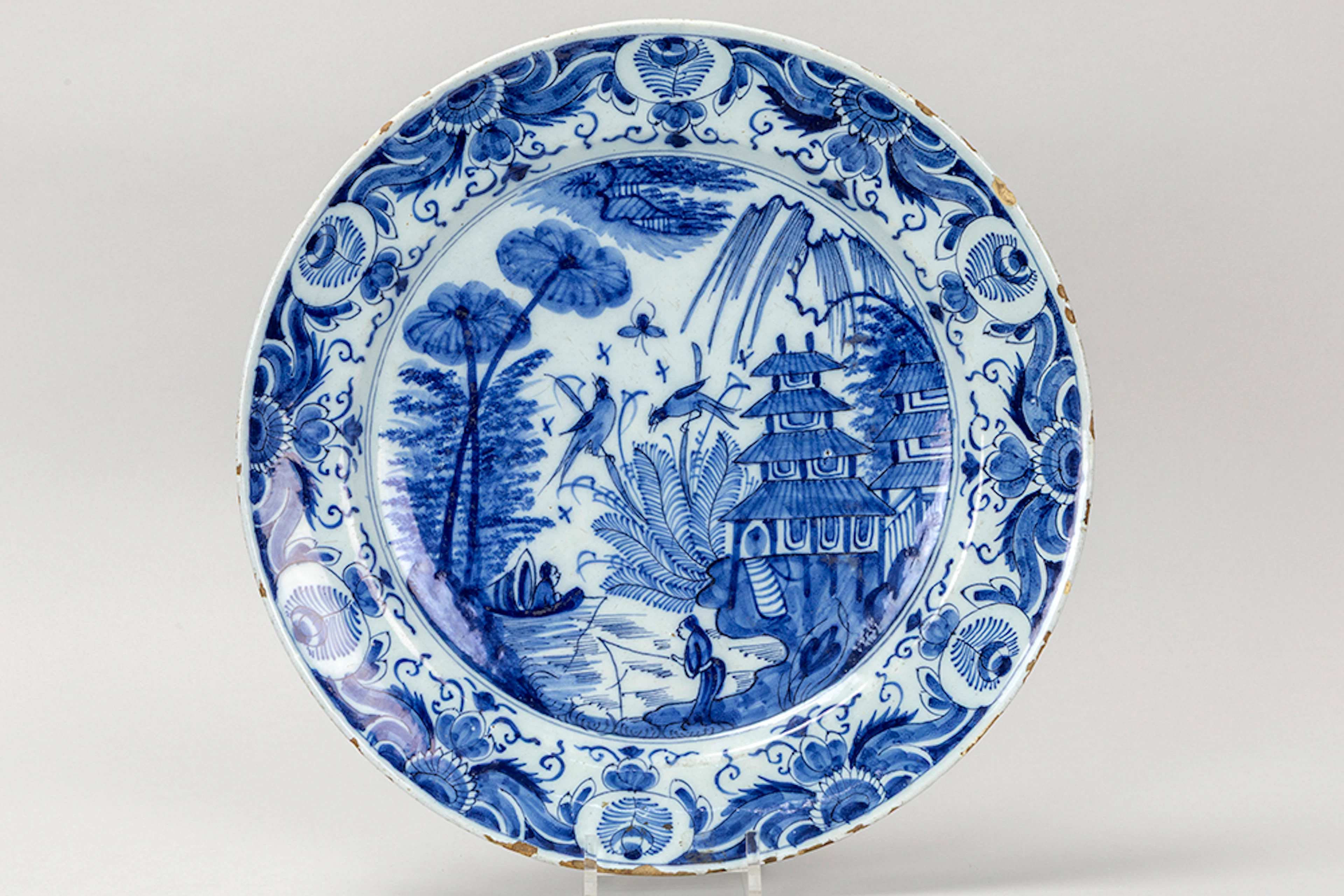 Achttiende eeuwse schaal in faience van Delft, gemerkt "De Witte Ster
