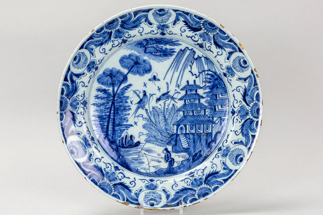 Achttiende eeuwse schaal in faience van Delft, gemerkt "De Witte Ster