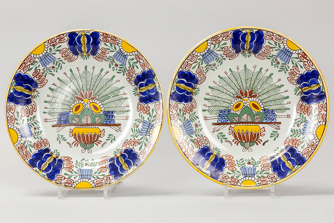 Paar negentiende eeuwse borden in faience van Delft met polychrome