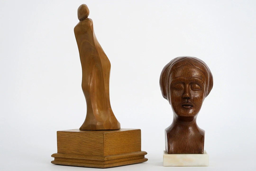 Lot met twee houtsculpturen waaronder een gestileerd personage van