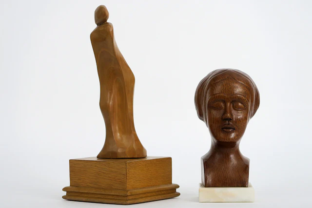 Lot met twee houtsculpturen waaronder een gestileerd personage van