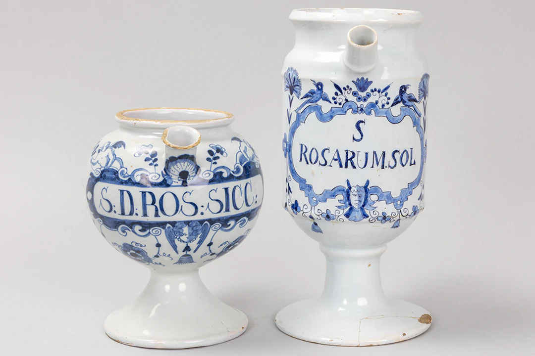 Lot (2) achttiende eeuwse faience van Delft met een grote en een kleine