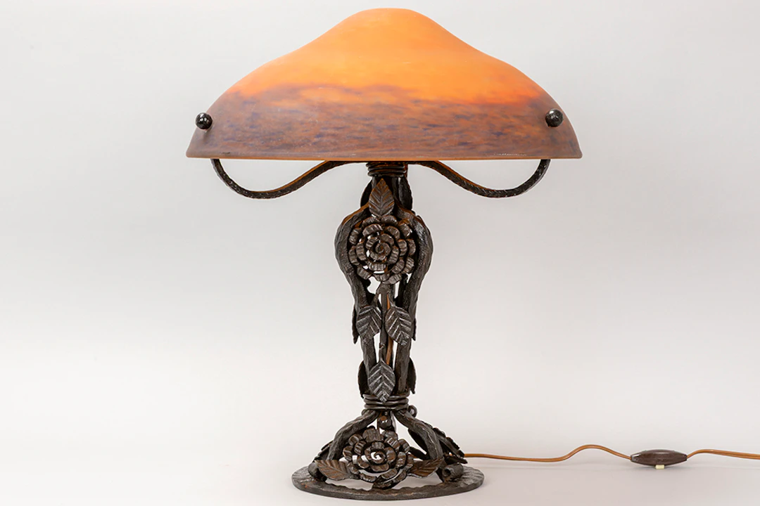 MULLER FRÈRES LUNEVILLE Art Deco-lamp met voet in smeedijzer versierd