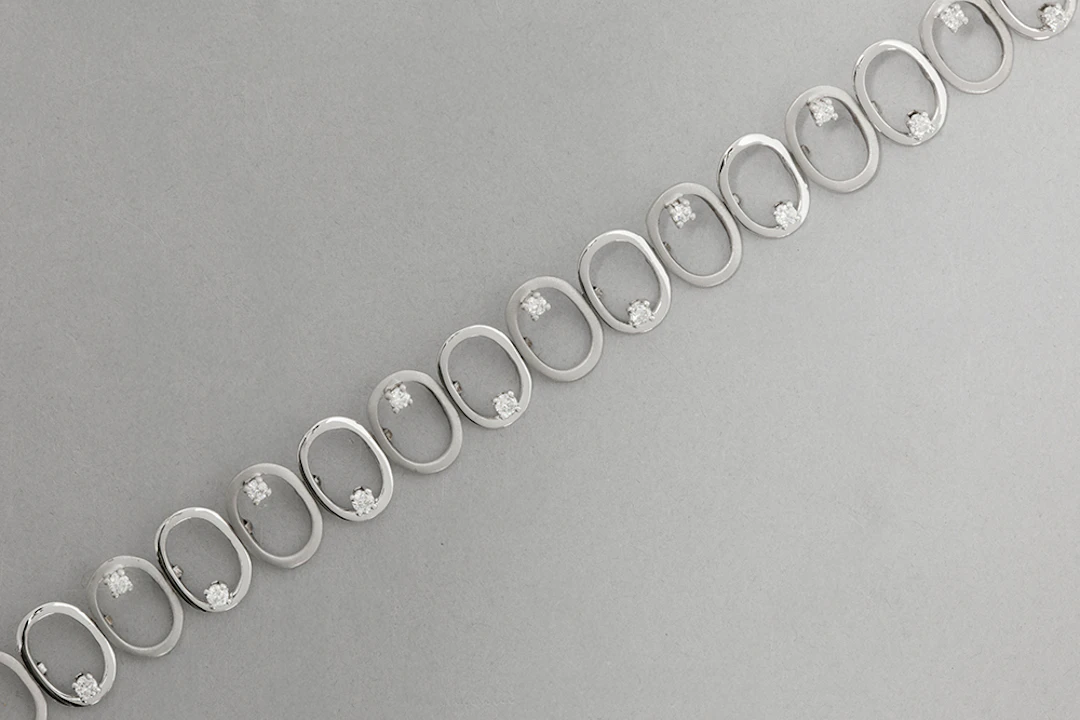 Modern designbracelet in witgoud (18 karaat) met rondom ovale schakels