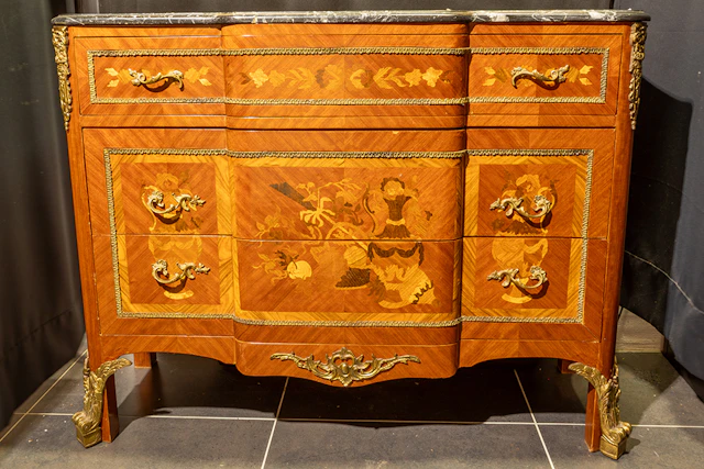 Neoclassicistische commode in marqueterie versierd met bronsbeslag