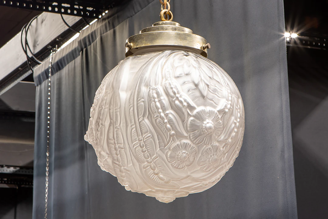 Belgische Art Deco-bolluster met bol in dik, gesatineerd kristalglas